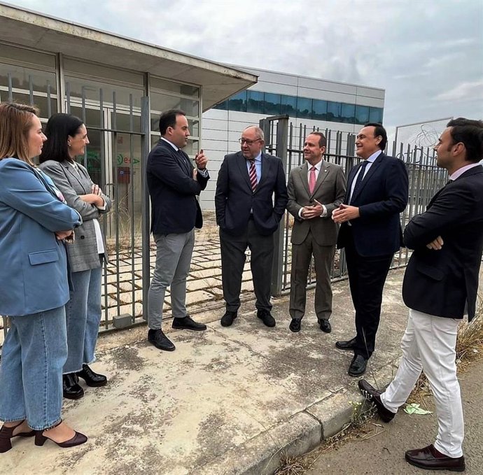 Valdivia habla con Torralbo, García y Villamandos ante las instalaciones del Citta en Priego de Córdoba.