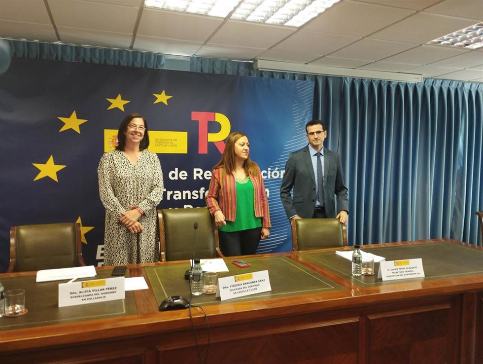 La delegada del Gobierno, Virginia Barcones, en el centro, durante su comparecencia ante los medios de comunicación.