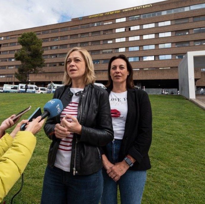 La candidata a la Junta de CS, Carmen Picazo, atiende a los medios ante el hospital de Albacete.