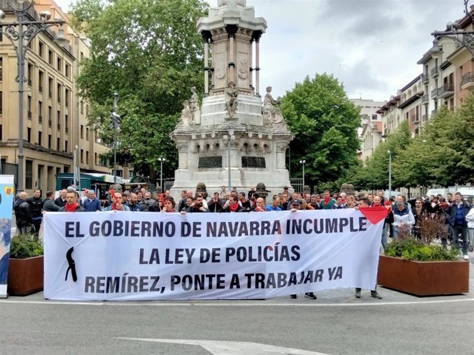 Concentración del movimiento asindical de la Policía Foral.