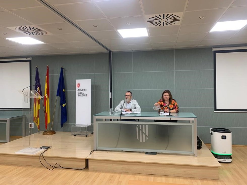 (De Izquierda A Derecha) El Vicepresidente Del Govern Y Conseller De Transición Energética, Sectores Productivos Y Memoria Democrática, Juan Pedro Yllanes, Junto A La Consellera De Presidencia, Función Pública E Igualdad, Mercedes Garrido