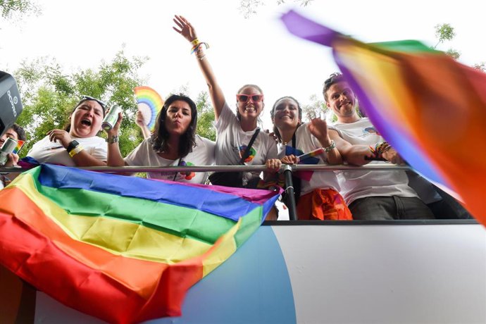 Archivo - Varias personas disfrutan desde las carrozas en la manifestación por el Orgullo LGTBIQ+