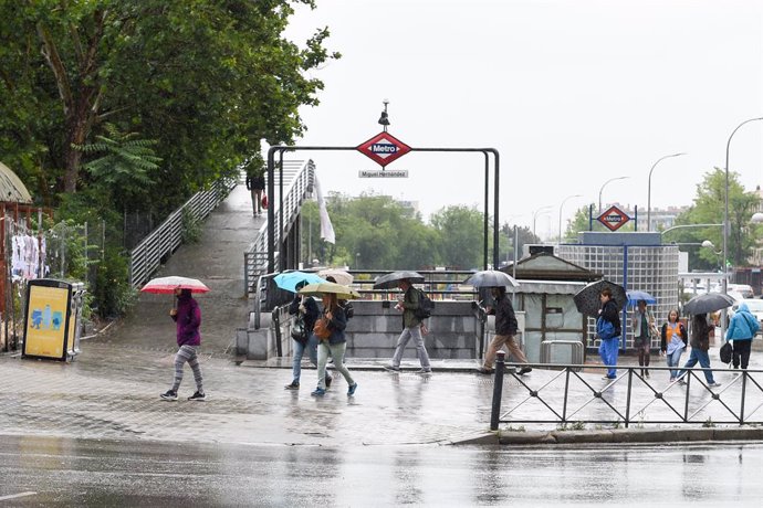 Varias personas pasean bajo la lluvia, a 23 de mayo de 2023, en Madrid (España). La Agencia Estatal de Meteorología (Aemet) prevé lluvias en la región madrileña todo lo que queda de semana ocasionadas por una DANA (Depresión Aislada en Niveles Altos) qu
