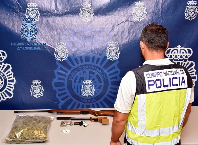 Nota De Prensa: "Un Arma De Fuego Intervenida Y Un Punto Negro De Venta De Drogas A Pequeña Escala Desmantelado Por La Policía Nacional"