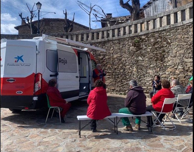 Una ofincina móvil de Cruz Roja en un municipio de la 'España despoblada'.