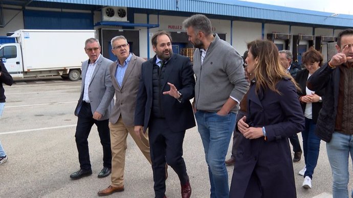 El candidato del PP a la Presidencia de Castilla-La Mancha, Paco Núñez, visitando la empresa Champinter en Villamalea (Albacete)