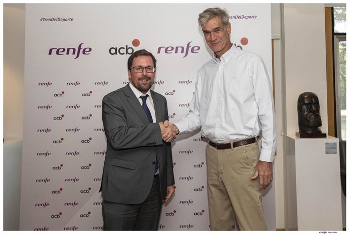 Raül Blanco y Antonio Martín tras la firma del acuerdo entre Renfe y la acb