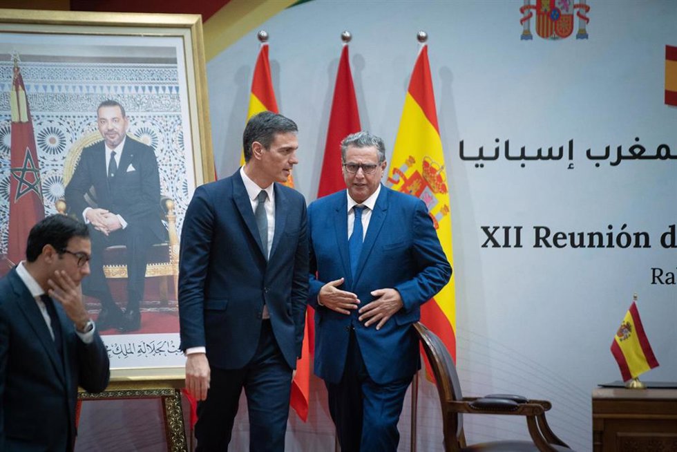 Archivo - El presidente del Gobierno, Pedro Sánchez (i) y el jefe de Gobierno del Reino de Marruecos, Aziz Akhannouch (d), tras el acto de firma de acuerdos tras la reunión plenaria de la XII Reunión de Alto Nivel Marruecos-España