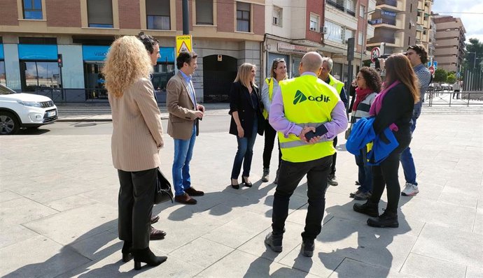 Marifrán Carazo, en el centro en la imagen, antes de una comparecencia informativa junto a la estación de trenes de Andaluces