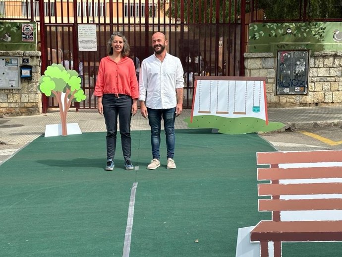 La candidata de MÉS al Ayuntamiento de Palma, Neus Truyol, y el número dos de la candidatura, Miquel ngel Contreras, en el CEIP Aina Moll