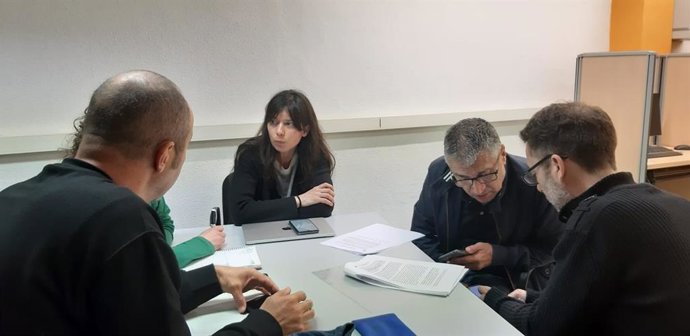 Los números 2 y 3 de la candidatura de Podemos Asturies a las elecciones autonómicas, Xune Elipe y Laura Tuero,  reunidos en el Conseyu de la Mocedá con la asociación 'Lluces', de productores audiovisuales independientes de Asturias