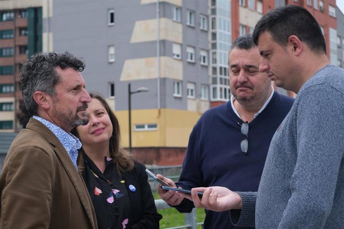 Ana Taboada e Ignacio Loy trasladan las propuestas de Podemos para La Corredoria, Oviedo