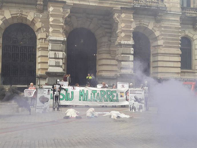 Miembros del centro asesor de la mujer Argitan y la coordinadora antimilitarista Kakitzat se han concentrado este miércoles en Bilbao en el Día Internacional de las Mujeres contra la Guerra.