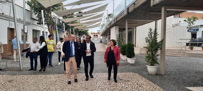 El presidente de la Diputación de Sevilla, Fernando Rodríguez Villalobos, primero por la izquierda, con el alcalde de El Palmar de Troya,Juan Carlos González García.