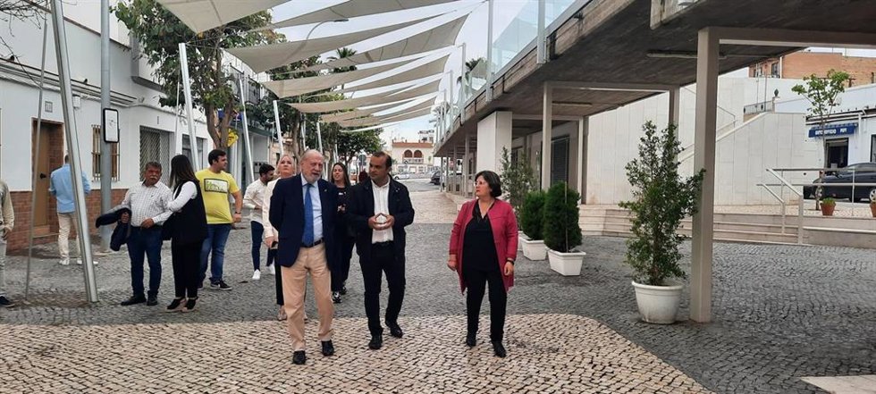 El presidente de la Diputación de Sevilla, Fernando Rodríguez Villalobos, primero por la izquierda, con el alcalde de El Palmar de Troya,Juan Carlos González García.