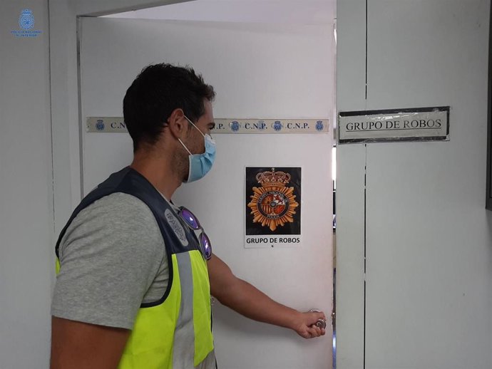 Archivo - Un agente del grupo de robos de la Policía Nacional.