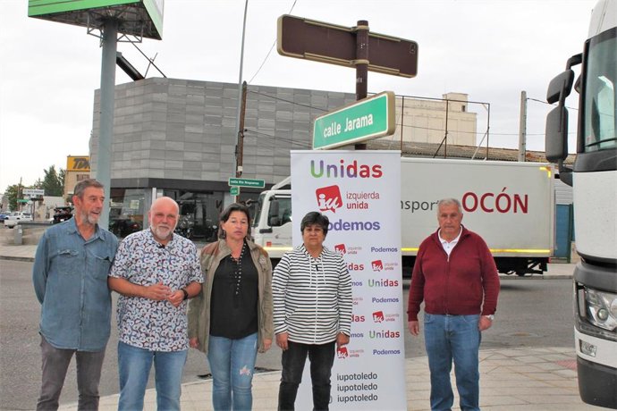 El candidato de Unidas Izquierda Unida - Podemos a la Alcaldía de Toledo, Txema Fernández, junto al resto de miembros de la candidatura, en el Polígono Industrial.