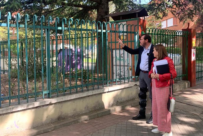 El candidato del PSOE a la Alcaldía, Óscar Puente, y la concejal de Educación, Victoria Soto.