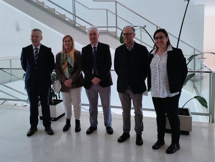 Investigadores y representantes institucionales en la presentación del nuevo estudio sobre el cáncer en el CIC de Salamanca