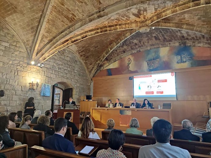 Imagen de la presentación del informe 'La innovación incremental del medicamento. Generando valor para el paciente y el Sistema Nacional de Salud' en la Reial Acadmia de Farmcia de Catatalunya