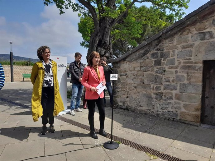 La candidata de Geroa Bai a la Presidencia del Gobierno foral, Uxue Barkos, y la consejera Itziar Gómez