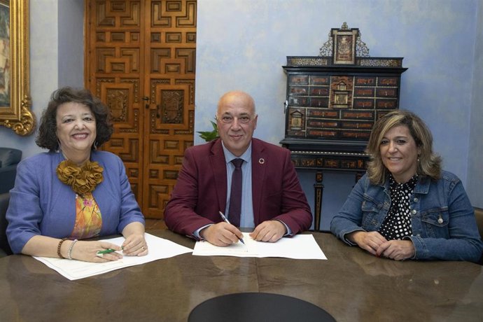 Ruiz (centro), entre Valenzuela y Navajas, tras la firma del convenio.