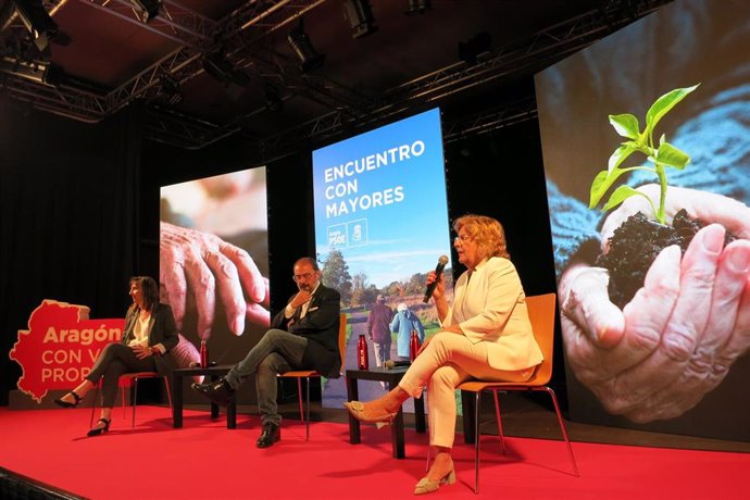 La candidata del PSOE a la Alcaldía de Zaragoza, Lola Ranera; el candidato socialista a la Presidencia de Aragón, Javier Lambán; y la consejera de Ciudadanía y Derechos Sociales, Mariví Broto, en un encuentro con mayores, en el Centro Cívico Almozara.