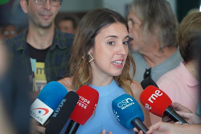 La ministra de Igualdad, Irene Montero, en una atención a medios en El Coronil (Sevilla)