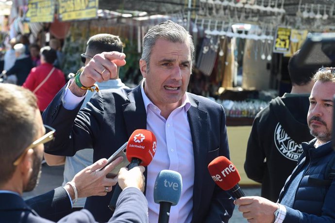 El candidato de Vox a la Alcaldía y portavoz de esta formación en el Ayuntamiento de Madrid, Javier Ortega Smith, atiende a medios durante un recorrido por el Mercadillo Villa de Vallecas, a 16 de mayo de 2023, en Madrid (España). La visita al mercadill