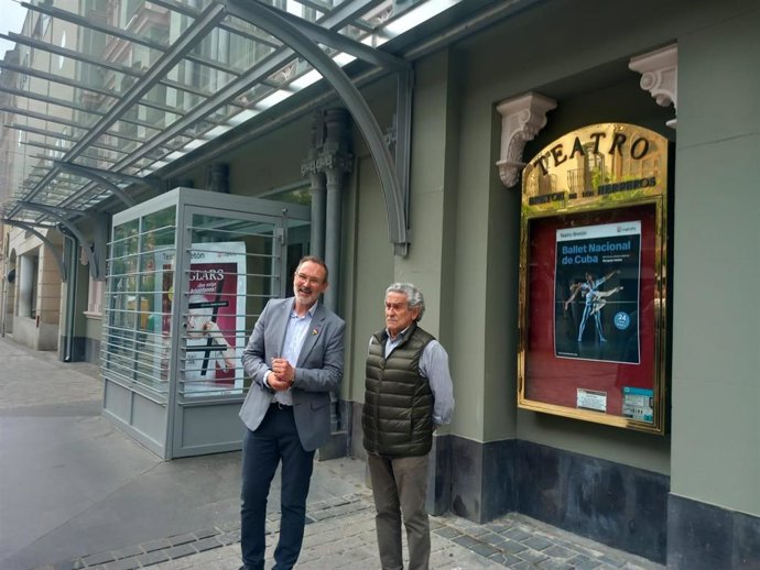 Rubén Antoñanzas ha realizado este anuncio frente al teatro Bretón de Logroño junto al Perfecto Uriel, miembro de su candidatura