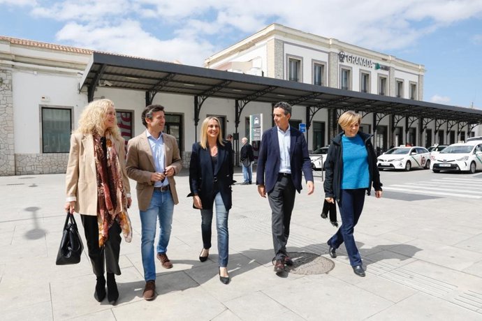 Marifrán Carazo y miembros de su candidatura el 28M, ante la estación de trenes de Granada