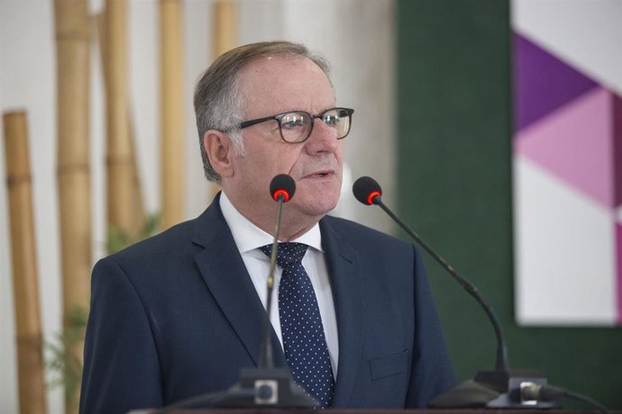 Archivo - El presidente de Melilla, Eduardo de Castro, interviene en el coloquio Análisis y futuro de la Ciudad de Melilla dentro del V Foro Empresarial de Melilla, a 26 de enero de 2023, en Melilla (España).