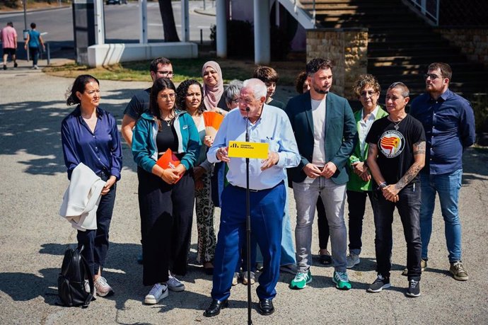 El alcaldable de ERC Ernest Maragall junto a miembros de ERC y de su candidatura, en rueda de prensa.