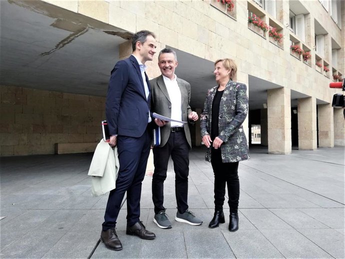 Sáinz, Escobar y González-Menorca, ante el Ayuntamiento de Logroño