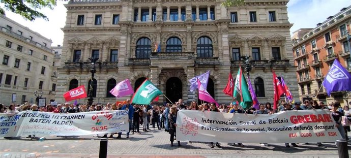Trabajadoras de intervención social en huelga en Bilbao ante la Diputación de Bizkaia