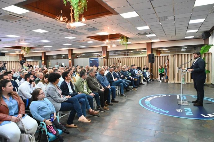 El candidato del PPRM a la presidencia de la Comunidad, Fernando López Miras, en Totana