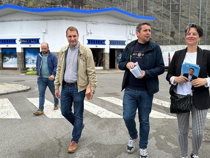 El candidato de Foro Asturias a la Presidencia del Principado de Asturias, Adrián Pumares, junto con el candidato de Foro a la alcaldía de Colunga, José Ángel Toyos, en Lastres.