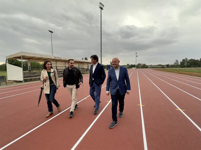 El alcalde de Dos Hermanas, Francisco Rodríguez, y el rector de la Pablo de Olavide, Francisco Oliva, en la nueva pista de atletismo del campus, que será "compartida".