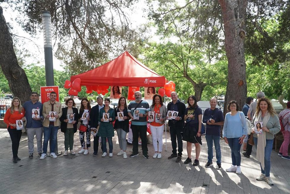 Socialistas de Baleares posan para una foto en el mercado de Sineu.