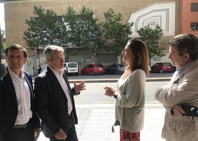 La número 2 de la lista de Cs-Tú Aragón al Ayuntamiento de Zaragoza, Cristina Sobrino, delante de la fachada del Teatro Fleta con el candidato de la coalición a la Alcaldía de la capital aragonesa, Daniel Pérez Calvo