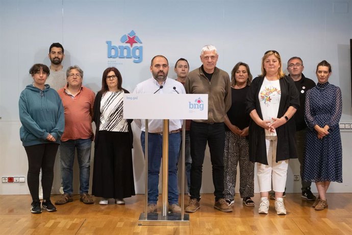 El candidato a la alcaldía de Santa Comba, Juan David Sixto (5i) junto al responsable de Organización del BNG, Bieito Lobeira (5d), ofrece declaraciones tras poner una denuncia por difamación hacia Sixto, en la sede del partido, a 24 de mayo de 2023, en