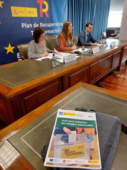 La delegada del Gobierno, Virgina Barcones, en el centro, junto a la subdelegada, Alicia Villar, y el secretario general, Javier Pérez, durante la presentación del operativo para las próximas elecciones.