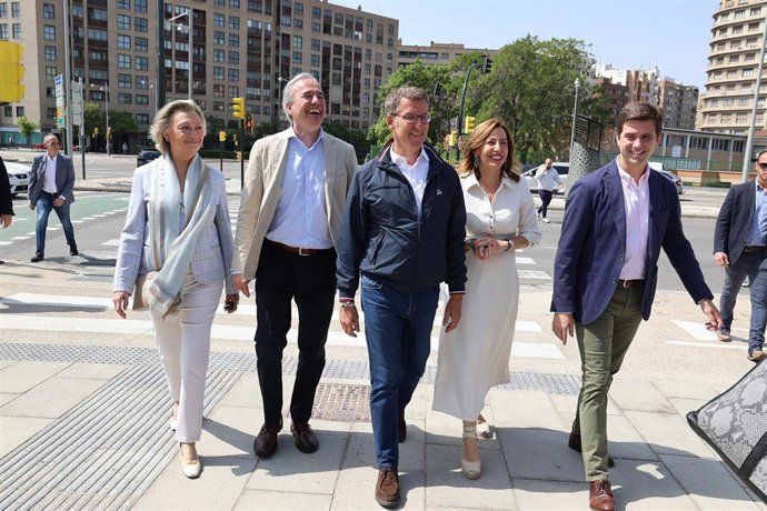 (I-D) En el centro, el candidato del Partido Popular a la Presidencia del Gobierno de Aragón, Jorge Azcón; el presidente del Partido Popular, Alberto Núñez Feijóo, que interviene y la candidata del PP a la Alcaldía de Zaragoza, Natalia Chueca.