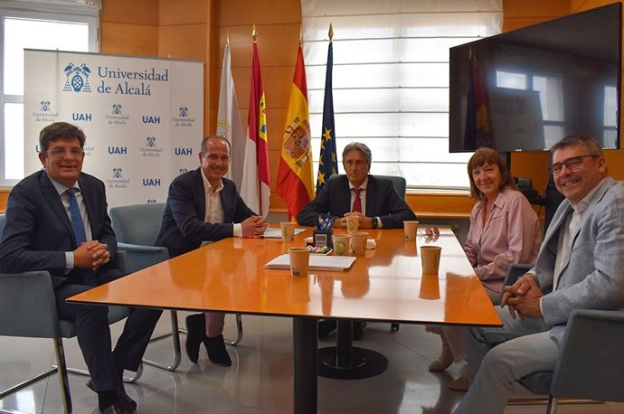 El alcalde y candidato a la reelección, Alberto Rojo, ha mantenido una reunión con el rector de la Universidad de Alcalá, José Vicente Saz.