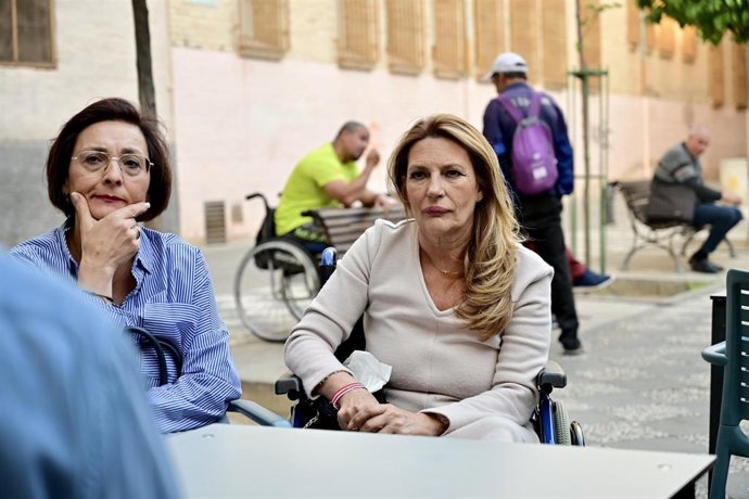 Concha Insúa, de CS en Granada, en el centro en la imagen