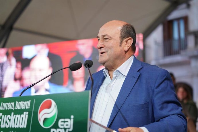 El presidente del EBB del PNV, Andoni Ortuzar, interviene en el mitin central de inicio de campaña de EAJ-PNV, en la Plaza Nueva, a 11 de mayo de 2023, en Vitoria-Gasteiz, Álava