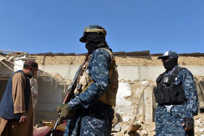 Archivo - Fuerzas de seguridad de los talibán inspeccionan una casa en Kandahar.