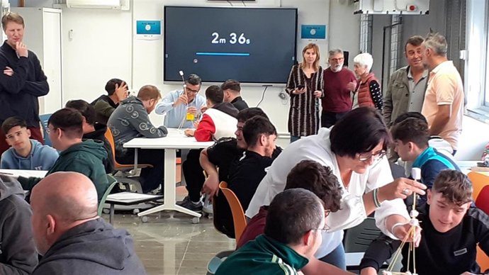 Javier Martín, en el centro al fondo, y María José Martín, en primer término a la derecha, con alumnos del IES Hermenegildo Lanz