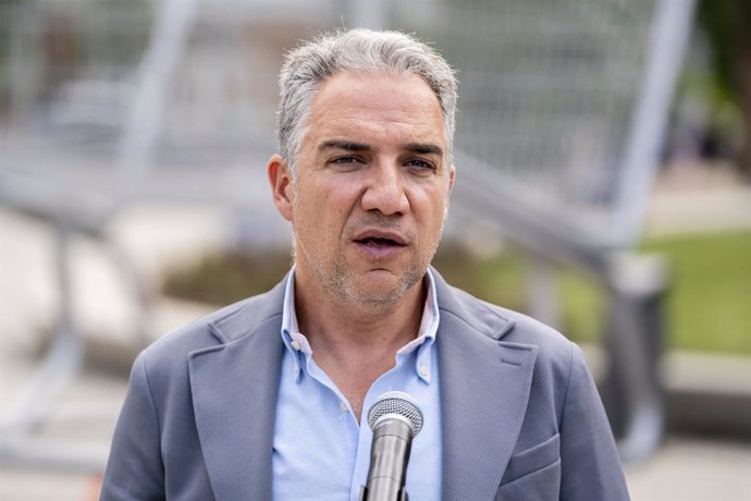 El coordinador general del Partido Popular, Elías Bendodo, interviene durante la presentación ante los medios un carro de la compra gigante, en la Plaza de España, a 24 de mayo de 2023, en Madrid (España). El carro se ha presentado para denunciar la sub