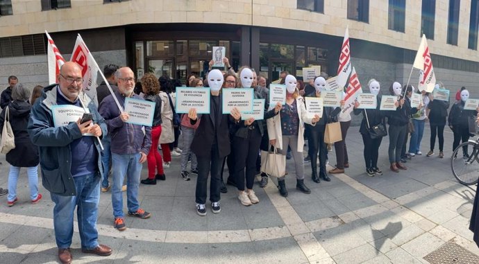 Los participantes en la concentración convocada por los equipos técnicos forenses.